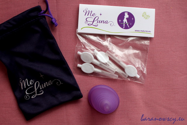Zestaw MeLuna i szczoteczki do czyszczenia otworków w kubeczku menstruacyjnym.
