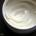 Kosmetyki naturalne dla skóry z AZS – kremy, balsamy, masła