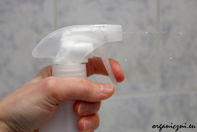 Skoncentrowany spray do czyszczenia łazienki Bio-D