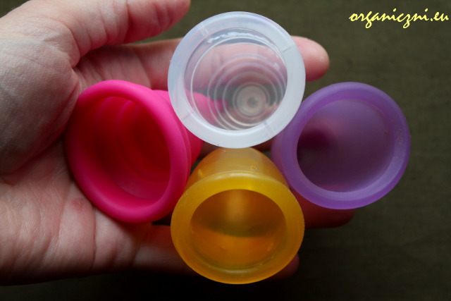 Porównanie kubeczków: różowy Lily Cup Compact, przezroczysty Yuuki, fioletowy MeLuna, żółty Lady Cup
