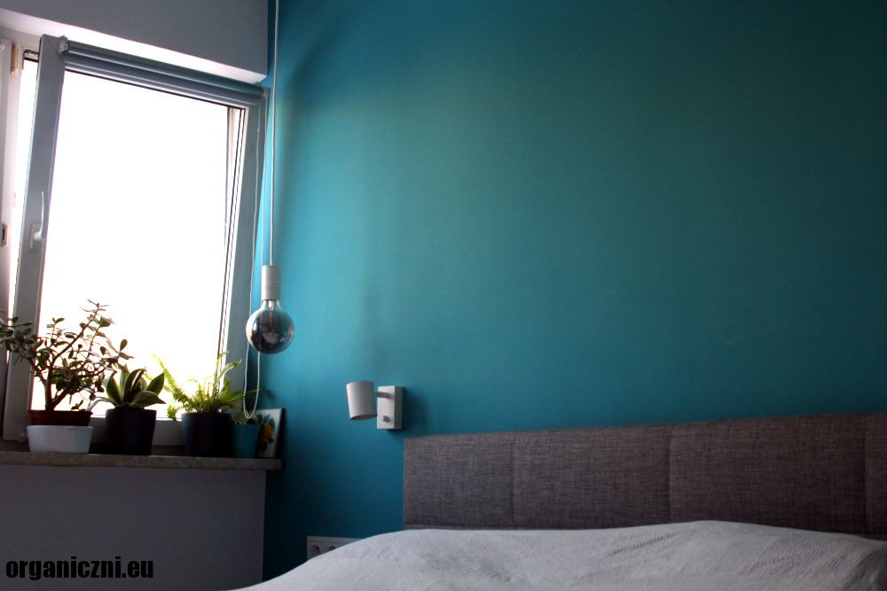 Nasze mieszkanie, sypialnia. Chciałam mieć piękną morską ścianę za łóżkiem - przy wyborze farby trzeba patrzeć na zawartość LZO (lotnych związków organicznych)