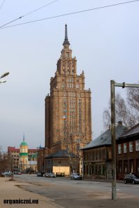 Budynek Łotewskiej Akademii Nauk z ciekawym tarasem widokowym