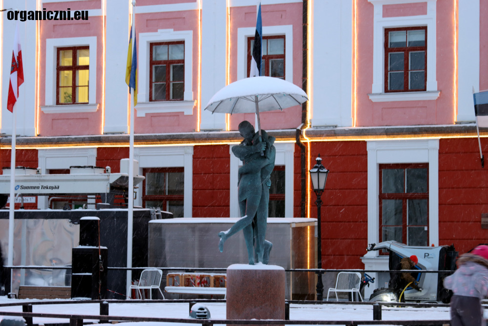 Tartu, pomnik całujących się studentów, pod którym było lodowisko